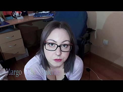 ❤️ Nighean gnèitheach le speuclairean a’ suirghe Dildo gu domhainn air a’ chamara Sluts leinn ️❤